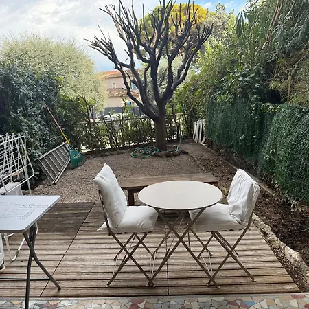 Calme A Deux Pas De La Avec Jardin Et Parking Prive Apartment
